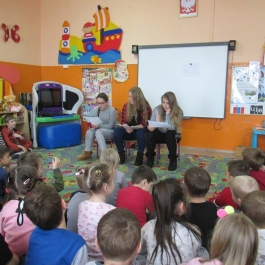 Uczniowie Sz.P w Tarnowcu czytają przedszkolakom