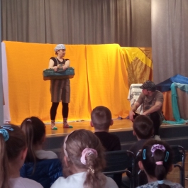 Z wizytą w GOKu na przedstawieniu ,, Jak pokonać trolla Bobojola i się wzbogacić